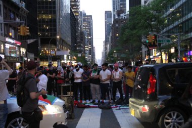 Filistinli protestocular New York 'taki İsrail hava saldırılarına karşı yapılan protestoların sonunda dua ediyorlar. 18 Mayıs 2021, New York, ABD: Filistinli protestocular protestolarını 3. Cadde 'deki bir duayla bitirdiler.. 