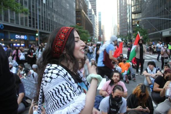 在纽约举行的自由巴勒斯坦和平抗议 2021年5月18日 美国纽约 一些巴勒斯坦人和同情者在纽约市抗议以色列对加沙地带的空袭 示威者聚集在第三大道与51街 — 图库照片
