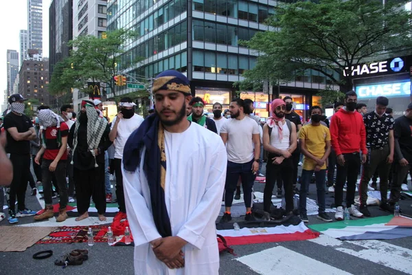 パレスチナの抗議ニューヨークでのイスラエルの空爆に対する抗議の終わりに祈る 2021年5月18日 米国ニューヨーク パレスチナの抗議者は ニューヨーク市内51番街の3番街での祈りで抗議を終了した — ストック写真