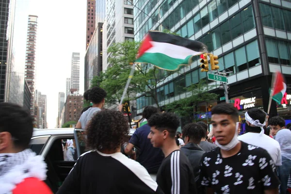 ニューヨークの無料パレスチナ平和抗議 2021年5月18日 アメリカ ニューヨーク ガザでイスラエルの空爆に抗議するパレスチナ人や共感者がニューヨーク市内で抗議活動を行っている 抗議者は51通りと3番街に集まった — ストック写真
