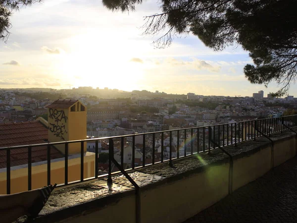 Maio 2021 Lisboa Portugal Turistas Apreciam Pôr Sol Miradouro Graca — Fotografia de Stock