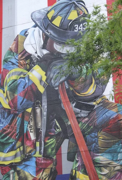 一个疲惫的纽约消防员在Covid 19中的涂鸦 2021年5月18日 美国纽约 在纽约曼哈顿的一堵墙上 看到了一名纽约消防员疲惫不堪的涂鸦 — 图库照片