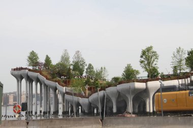 New York 'ta Küçük Ada Yeni Bir Halkın Cazibesi. 22 Mayıs 2021, New York, ABD: Hudson Nehri üzerinde yer alan Little Island, 21 Mayıs Cuma günü açıldı ve doğa ile sanat arasında boş zaman ve kentsel hayata ara veren bir kamu parkı. 