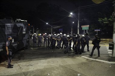 Paulista Şampiyonası 'nın finalinden sonra Sao Paulo taraftarları ve Askeri Polis arasındaki karşılaşma. 23 Mayıs 2021, Sao Paulo, Brezilya: Sao Paulo taraftarları, Paulista Şampiyonası finalinden sonra Morumbi Stadyumu önünde polisle çatıştı