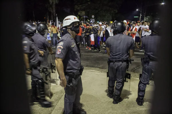 サンパウロのファンとポーリスタ選手権の決勝後の軍事警察との対立 2021年5月23日ブラジル サンパウロ サンパウロのファンは パウリスタ選手権決勝後 モルンビスタジアムの外の警察と衝突します — ストック写真