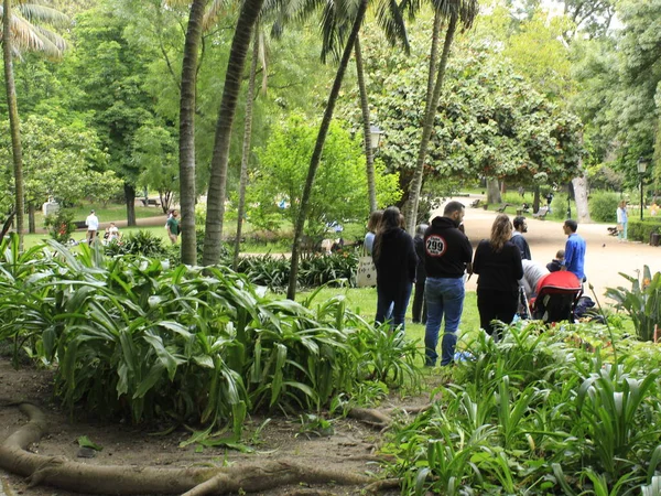 Lizbon 'daki Jardim da Estrela parkında hareket var. 22 Mayıs 2021, Lizbon, Portekiz: Bu Cumartesi (22) Lizbon, Portekiz 'deki Jardim da Estrela kamu parkında hareket)
