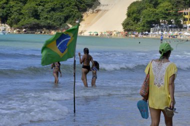 Natal 'daki Ponta Negra plajında turistler. 21 Mayıs 2021, Natal, Brezilya: Sahilde insan dolaşımı
