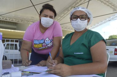 Natal 'da Covid-19' a karşı aşı. 21 Mayıs 2021, Natal, Brezilya: Nüfus, Rio Grande do Norte 'nin başkenti Natal' da bulunan Nelio Dias spor salonunda Covid-19 'a karşı yapılan Coronavac aşısının ikinci dozunu almak için sıraya girer.