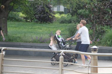 Hudson River Parkı 'nda İnsan Hareketi. 22 Mayıs 2021, New York, ABD: İnsanlar Hudson River Park, New York 'ta spor yaparken, koşarken, bisiklete binerken ve köpek gezdirirken görülüyor