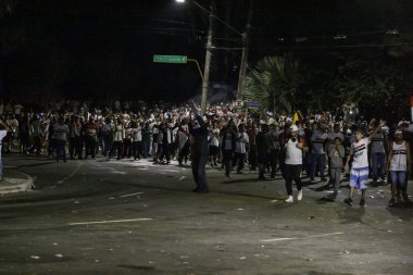 Paulista Şampiyonası 'nın finalinden sonra Sao Paulo taraftarları ve Askeri Polis arasındaki karşılaşma. 23 Mayıs 2021, Sao Paulo, Brezilya: Sao Paulo taraftarları, Paulista Şampiyonası finalinden sonra Morumbi Stadyumu önünde polisle çatıştı