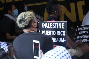 New York 'ta MOMA önünde Özgür Filistin Protestosu. 21 Mayıs 2021, New York, ABD: Özgür Filistinli protestocular, İsrail 'in Gazze' deki hava saldırılarını protesto etmek için New York 'ta MOMA' nın (Metropolitan Museum of Modern Art) önünde toplandı.