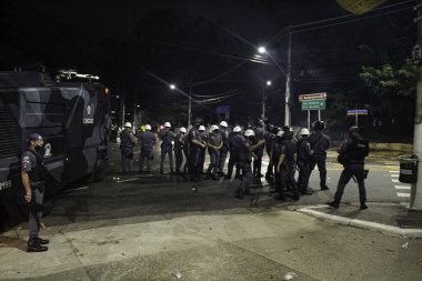 Paulista Şampiyonası 'nın finalinden sonra Sao Paulo taraftarları ve Askeri Polis arasındaki karşılaşma. 23 Mayıs 2021, Sao Paulo, Brezilya: Sao Paulo taraftarları, Paulista Şampiyonası finalinden sonra Morumbi Stadyumu önünde polisle çatıştı