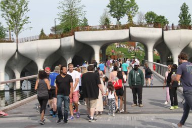 New York 'ta Küçük Ada Yeni Bir Halkın Cazibesi. 22 Mayıs 2021, New York, ABD: Hudson Nehri üzerinde yer alan Little Island, 21 Mayıs Cuma günü açıldı ve doğa ile sanat arasında boş zaman ve kentsel hayata ara veren bir kamu parkı. 