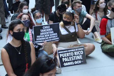 New York 'ta MOMA önünde Özgür Filistin Protestosu. 21 Mayıs 2021, New York, ABD: Özgür Filistinli protestocular, İsrail 'in Gazze' deki hava saldırılarını protesto etmek için New York 'ta MOMA' nın (Metropolitan Museum of Modern Art) önünde toplandı.