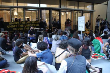 New York 'ta MOMA önünde Özgür Filistin Protestosu. 21 Mayıs 2021, New York, ABD: Özgür Filistinli protestocular, İsrail 'in Gazze' deki hava saldırılarını protesto etmek için New York 'ta MOMA' nın (Metropolitan Museum of Modern Art) önünde toplandı.
