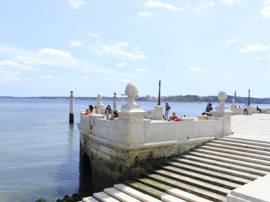 Yayalar, heybetli Ticaret Meydanı 'nda dolaşıyorlar. 21 Mayıs 2021, Lizbon, Portekiz: Bu Cuma günü Lizbon 'un en gelenekçi yerlerinden biri olan görkemli Ticaret Meydanı' nda yayalar dolaştı)
