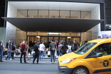 New York 'ta MOMA önünde Özgür Filistin Protestosu. 21 Mayıs 2021, New York, ABD: Özgür Filistinli protestocular, İsrail 'in Gazze' deki hava saldırılarını protesto etmek için New York 'ta MOMA' nın (Metropolitan Museum of Modern Art) önünde toplandı.