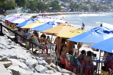 Natal 'daki Ponta Negra plajında turistler. 21 Mayıs 2021, Natal, Brezilya: Sahilde insan dolaşımı