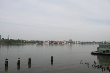 New York 'ta Küçük Ada Yeni Bir Halkın Cazibesi. 22 Mayıs 2021, New York, ABD: Hudson Nehri üzerinde yer alan Little Island, 21 Mayıs Cuma günü açıldı ve doğa ile sanat arasında boş zaman ve kentsel hayata ara veren bir kamu parkı. 