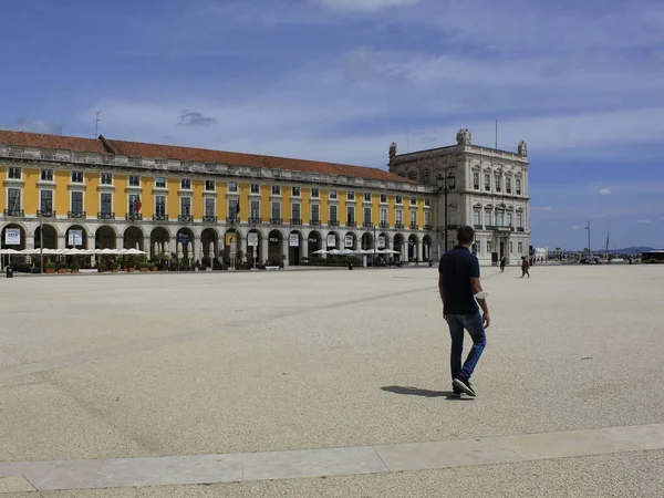 Chodci Obíhají Impozantním Náměstí Obchodu Května 2021 Lisabon Portugalsko Chodci — Stock fotografie