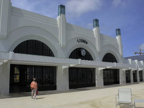 Pedestres Circulam Pela Imponente Praça Comércio Maio 2021 Lisboa Portugal — Fotografia de Stock