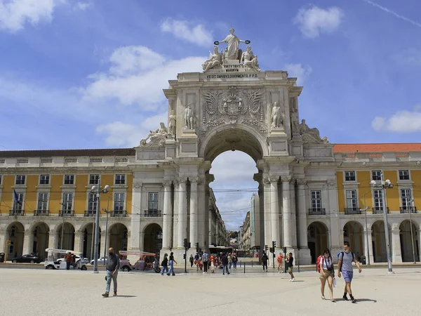 Pedestres Circulam Pela Imponente Praça Comércio Maio 2021 Lisboa Portugal — Fotografia de Stock