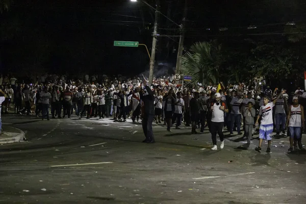 サンパウロのファンとポーリスタ選手権の決勝後の軍事警察との対立 2021年5月23日ブラジル サンパウロ サンパウロのファンは パウリスタ選手権決勝後 モルンビスタジアムの外の警察と衝突します — ストック写真