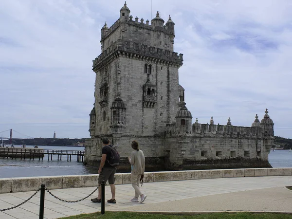 2021年5月22日 葡萄牙里斯本 尽管由于Covid 19的流行而关闭 但被联合国教科文组织视为世界遗产的贝伦塔仍吸引着游客 — 图库照片