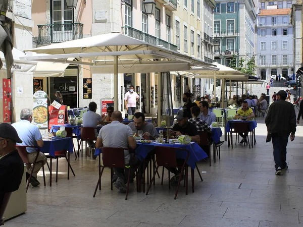 Pedestres Circulam Pela Imponente Praça Comércio Maio 2021 Lisboa Portugal — Fotografia de Stock