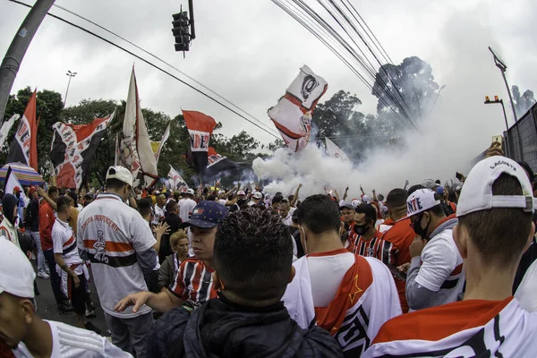 5月23 2021 サンパウロ ブラジル サンパウロのファンは キケロ ポンペウで開催されたパウリスタ選手権2021の決勝のために有効なパルメイラスとサッカーの試合の前に群衆を引き起こします — ストック写真