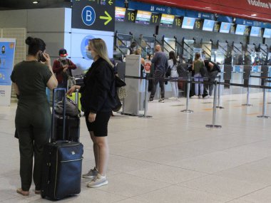 Lizbon 'daki Humberto Delgado Havaalanı yolcuları. 24 Mayıs 2021, Lizbon, Portekiz: Diğer ülkelerden gelen uçuşlara uygulanan kısıtlamalara rağmen, Lizbon 'daki Humberto Delgado havaalanı yolcu taşımacılığı 