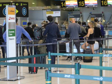 Lizbon 'daki Humberto Delgado Havaalanı yolcuları. 24 Mayıs 2021, Lizbon, Portekiz: Diğer ülkelerden gelen uçuşlara uygulanan kısıtlamalara rağmen, Lizbon 'daki Humberto Delgado havaalanı yolcu taşımacılığı 