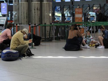 Lizbon 'daki Humberto Delgado Havaalanı yolcuları. 24 Mayıs 2021, Lizbon, Portekiz: Diğer ülkelerden gelen uçuşlara uygulanan kısıtlamalara rağmen, Lizbon 'daki Humberto Delgado havaalanı yolcu taşımacılığı 