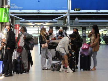 Lizbon 'daki Humberto Delgado Havaalanı yolcuları. 24 Mayıs 2021, Lizbon, Portekiz: Diğer ülkelerden gelen uçuşlara uygulanan kısıtlamalara rağmen, Lizbon 'daki Humberto Delgado havaalanı yolcu taşımacılığı 