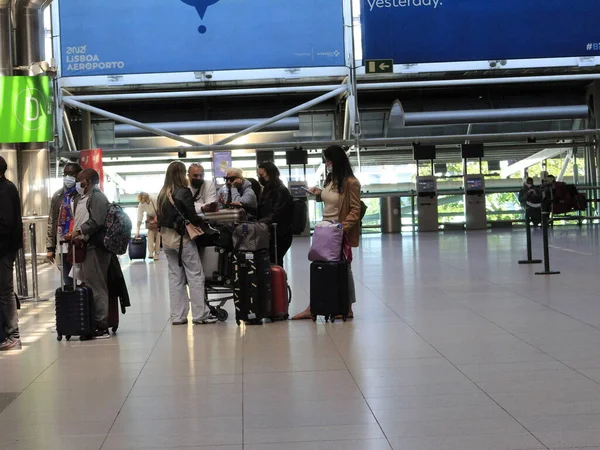 Pasajeros Aeropuerto Humberto Delgado Lisboa Mayo 2021 Lisboa Portugal Movimiento —  Fotos de Stock