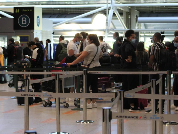 Passagers Aéroport Humberto Delgado Lisbonne Mai 2021 Lisbonne Portugal Mouvement — Photo