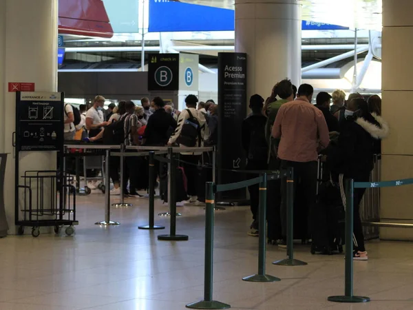 Passagers Aéroport Humberto Delgado Lisbonne Mai 2021 Lisbonne Portugal Mouvement — Photo