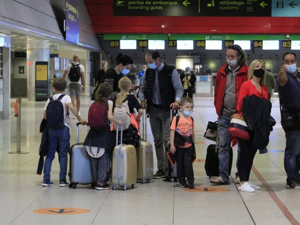 Pasajeros Aeropuerto Humberto Delgado Lisboa Mayo 2021 Lisboa Portugal Movimiento — Foto de Stock