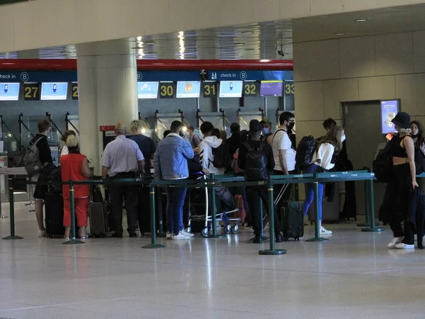 Επιβάτες Στο Αεροδρόμιο Humberto Delgado Στη Λισαβόνα Μαΐου 2021 Λισαβόνα — Φωτογραφία Αρχείου