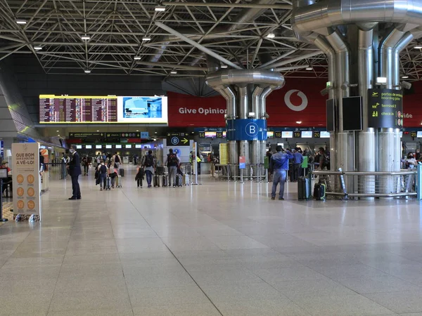 Passageiros Aeroporto Humberto Delgado Lisboa Maio 2021 Lisboa Portugal Movimento — Fotografia de Stock