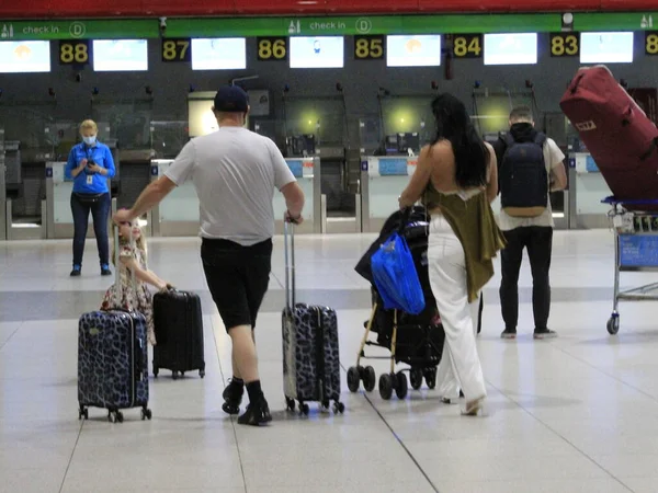 里斯本亨贝托德尔加多机场的乘客2021年5月24日 葡萄牙里斯本 里斯本 葡萄牙 亨贝托德尔加多机场登机区乘客流动 尽管来自其他国家的航班受到限制 — 图库照片