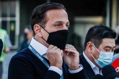 Sao Paulo. 25 Mayıs 2021 - Korona aşısı üretimi için girişlerin gelişi. Brezilya: Sao Paulo Valisi Joao Doria ve Sağlık Bakanı Jean Gorinchteyn, 3.000 litre Active Pharmace 'ın inişine eşlik ediyorlar  