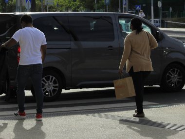 Campo Grande Otobüs İstasyonu 'nda büyük bir yolcu akışı var. 25 Mayıs 2021, Lizbon, Portekiz: Lizbon 'daki Campo Grande Otobüs İstasyonu' nda geniş bir yolcu akışı var.