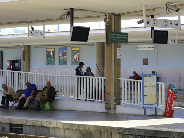 Passagerarrörelser Vid Apolonias Järnvägsstation Lissabon Maj 2021 Lissabon Portugal Passagerartrafik — Stockfoto