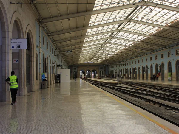 Movimento Dei Passeggeri Alla Stazione Ferroviaria Apolonia Lisbona Maggio 2021 — Foto Stock