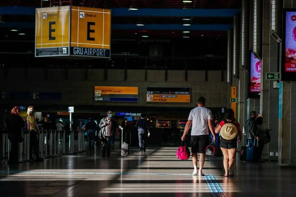 Tratamento Passageiros Aeroporto Internacional Guarulhos Maio 2021 Guarulhos Brasil Manipulação — Fotografia de Stock