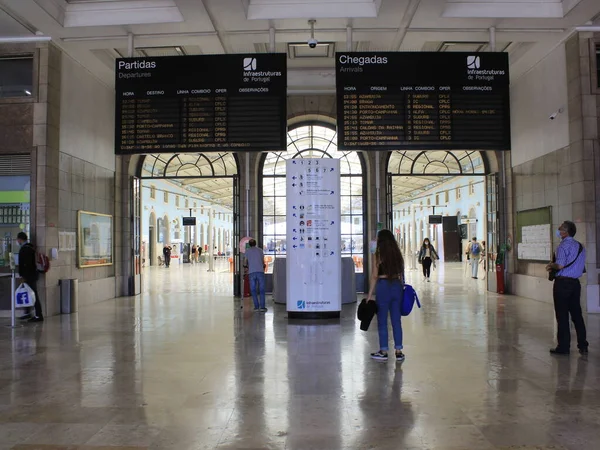 Passagerarrörelser Vid Apolonias Järnvägsstation Lissabon Maj 2021 Lissabon Portugal Passagerartrafik — Stockfoto