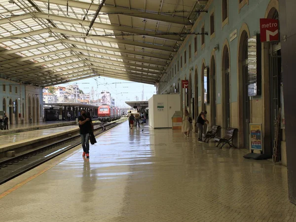 Movimento Dei Passeggeri Alla Stazione Ferroviaria Apolonia Lisbona Maggio 2021 — Foto Stock