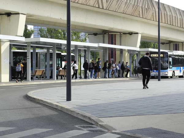 カンポ グランデ バスステーションの乗客の大規模な流れ 2021年5月25日ポルトガル リスボン リスボンのカンポ グランデ ステーションには 様々な場所へのバス路線に加えて スポーツの地下鉄駅があります — ストック写真