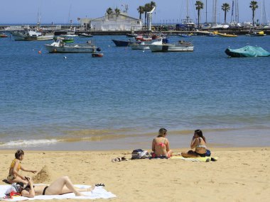 Portekiz 'deki Ribeira plajında banyo hareketleri. 26 Mayıs 2021, Cascais, Portekiz: Banyo güneşli bir günün tadını çıkarıyor Ribeira sahilinde, Cascais, Lizbon bölgesinin merkezinde, bu bahar çarşamba